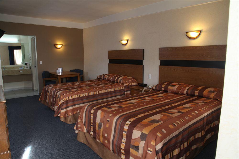 American Inn Hotel & Suites Parral Екстериор снимка
