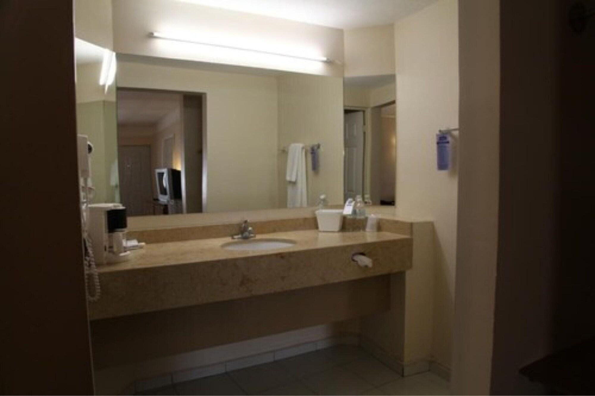 American Inn Hotel & Suites Parral Екстериор снимка