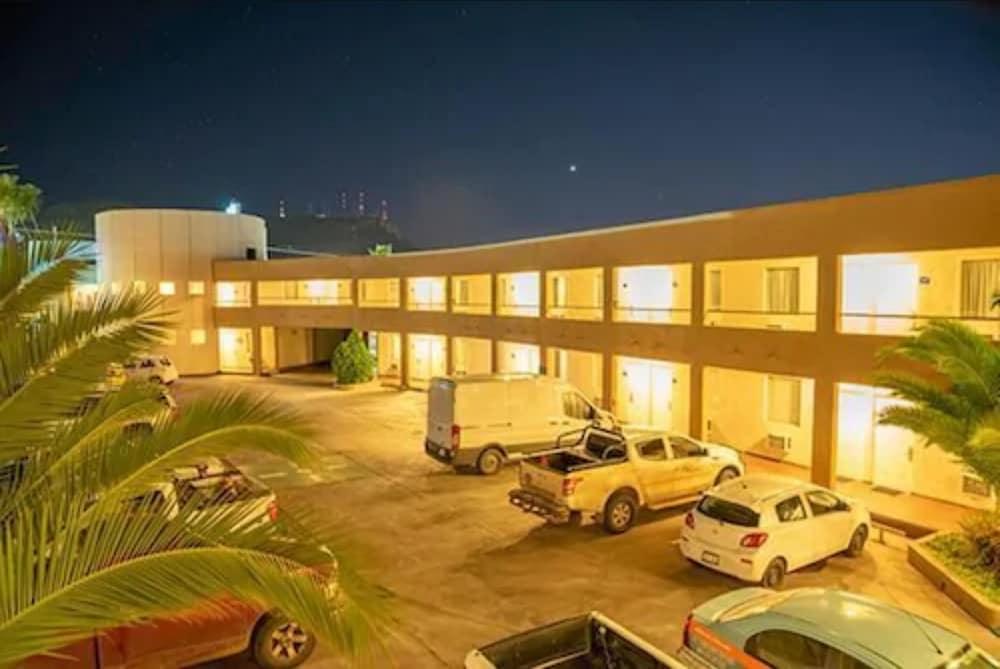 American Inn Hotel & Suites Parral Екстериор снимка