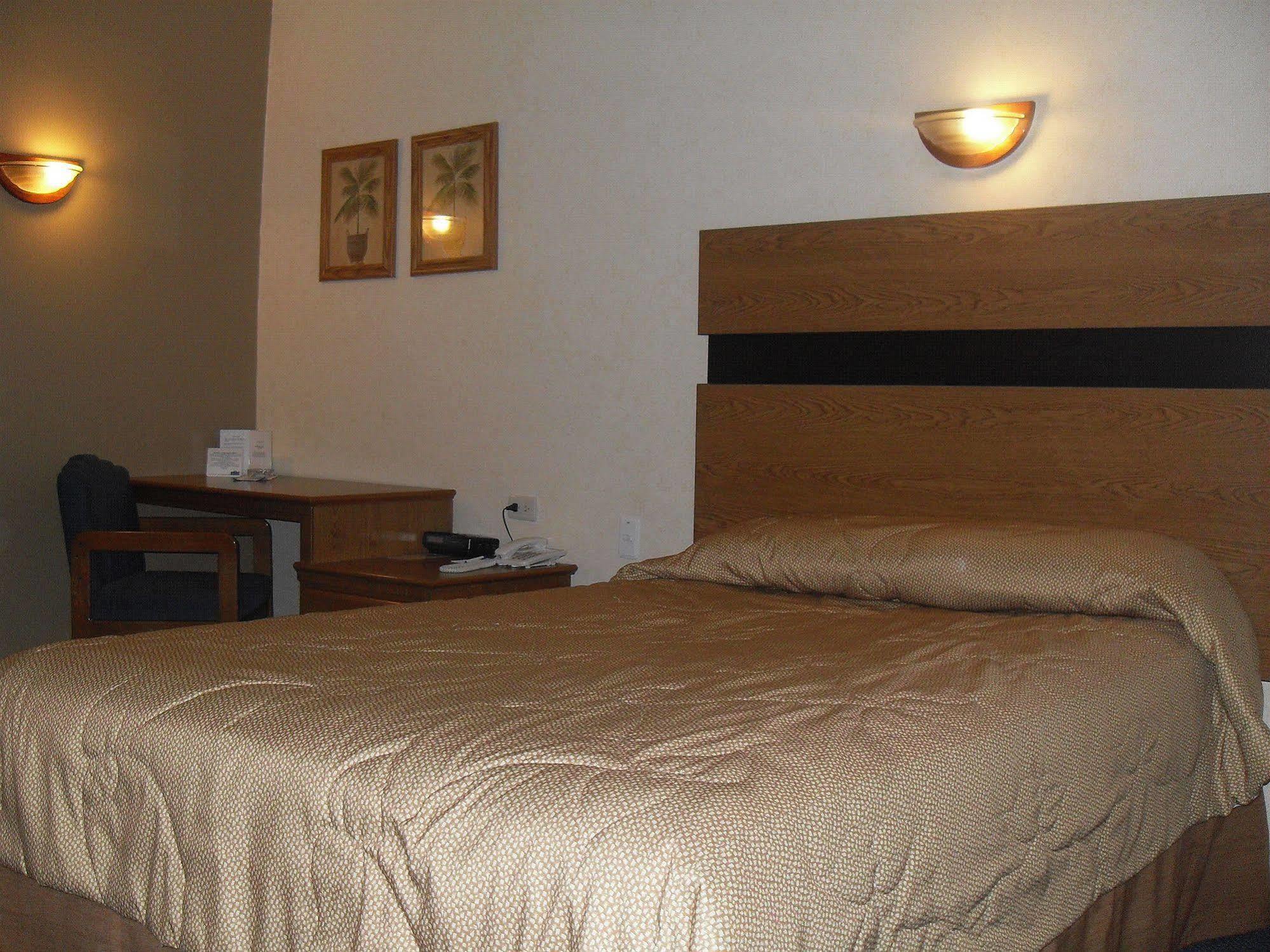 American Inn Hotel & Suites Parral Екстериор снимка