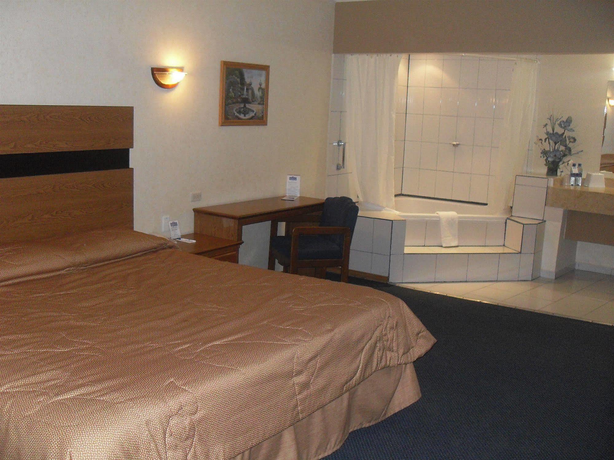 American Inn Hotel & Suites Parral Екстериор снимка