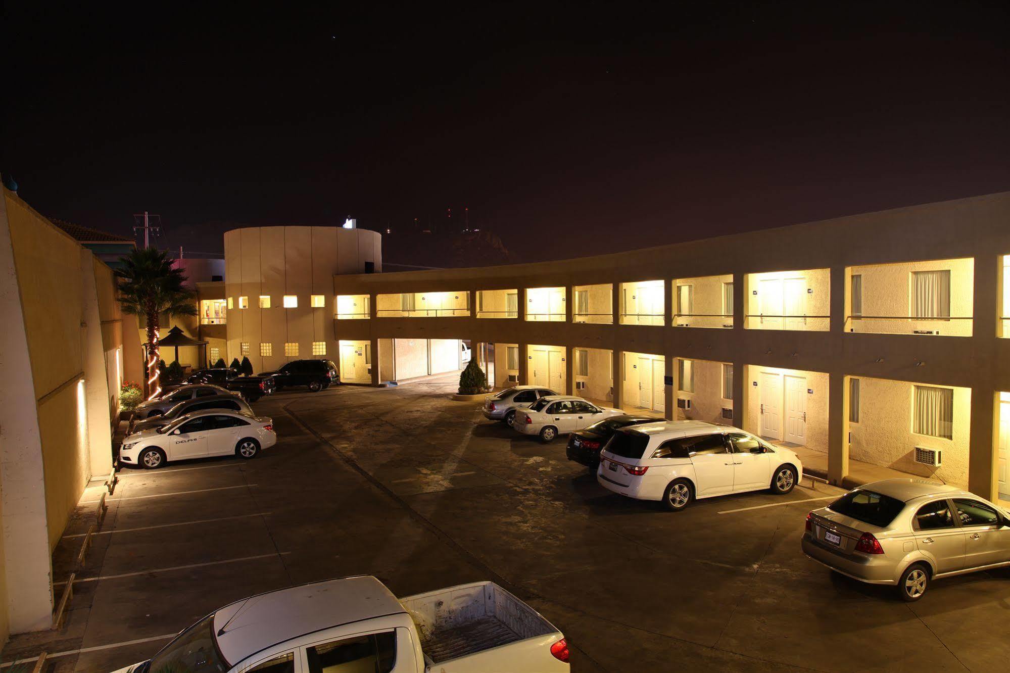 American Inn Hotel & Suites Parral Екстериор снимка